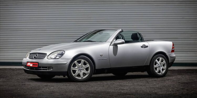 Mercedes SLK (R170) inovou no teto retrátil e redefiniu o os conversíveis modernos