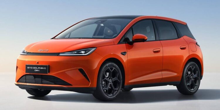 BYD Dolphin G híbrido estreia com 1.000 km de autonomia e pode vir ao Brasil
