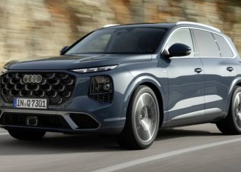Novo Audi Q7 tem suspensão com GPS e projeta setas no chão